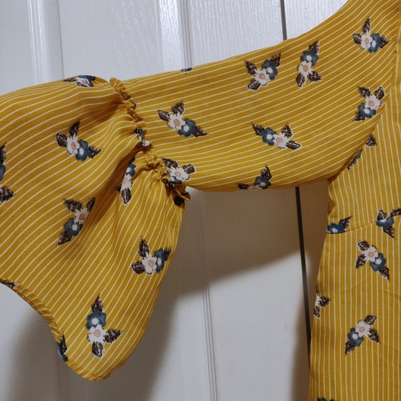 💖3/$25💖 Yellow Floral Print Bell Sleeve Blouse - Picture 2 of 4